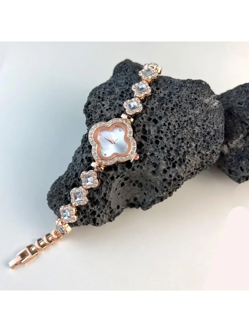Women's White Diamond Bracelet Fashion Dress Quartz Luxury Elegant Wrist Watch